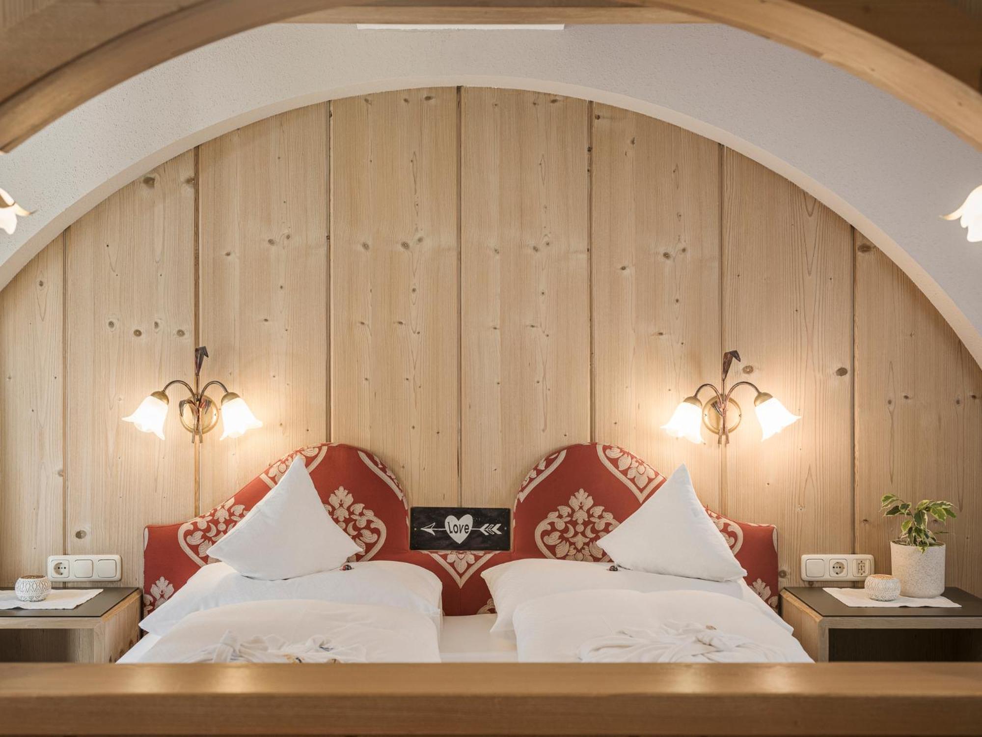 Apparthotel "Landhaus Veronika" Mayrhofen Dış mekan fotoğraf